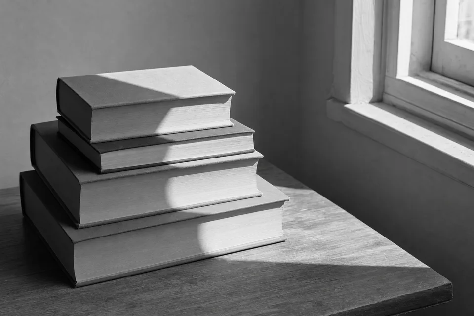 Стопка книг у окна